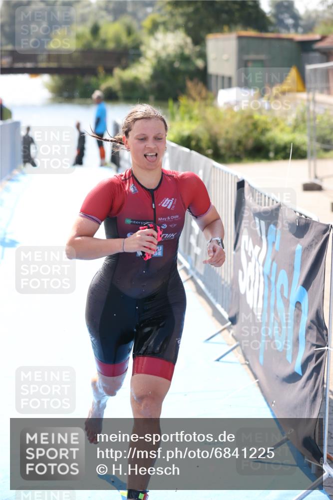 25.08.2024 - Elbe Triathlon Hamburg H.Heesch http://msf.ph/oto/6841225 25.08.2024 14:33:53 Schwimmen  meine-sportfotos.de