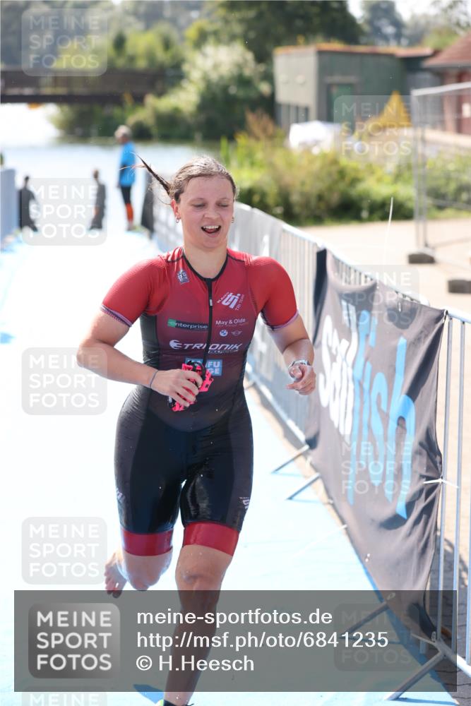25.08.2024 - Elbe Triathlon Hamburg H.Heesch http://msf.ph/oto/6841235 25.08.2024 14:33:53 Schwimmen  meine-sportfotos.de