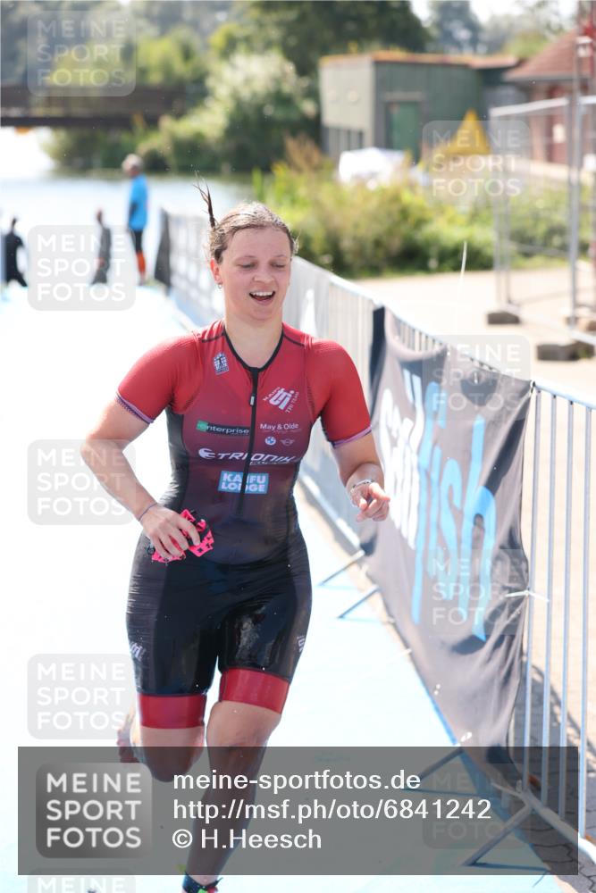 25.08.2024 - Elbe Triathlon Hamburg H.Heesch http://msf.ph/oto/6841242 25.08.2024 14:33:53 Schwimmen  meine-sportfotos.de