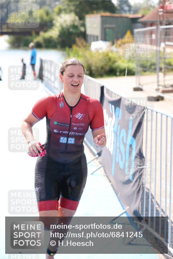 25.08.2024 - Elbe Triathlon Hamburg H.Heesch http://msf.ph/oto/6841245 25.08.2024 14:33:53 Schwimmen  meine-sportfotos.de