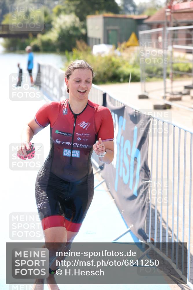 25.08.2024 - Elbe Triathlon Hamburg H.Heesch http://msf.ph/oto/6841250 25.08.2024 14:33:53 Schwimmen  meine-sportfotos.de