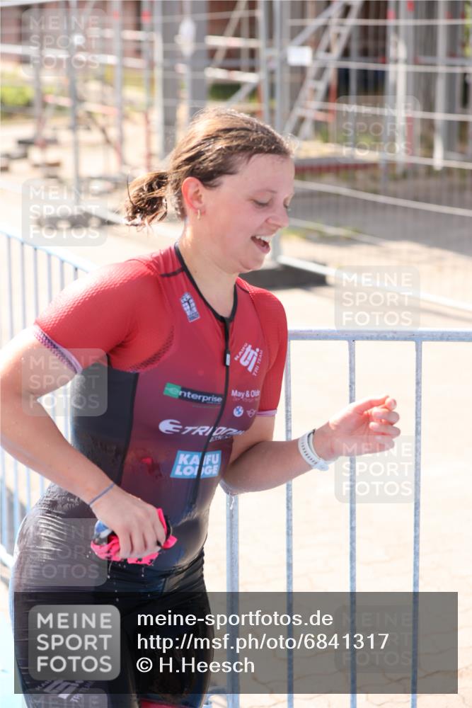 25.08.2024 - Elbe Triathlon Hamburg H.Heesch http://msf.ph/oto/6841317 25.08.2024 14:33:54 Schwimmen  meine-sportfotos.de