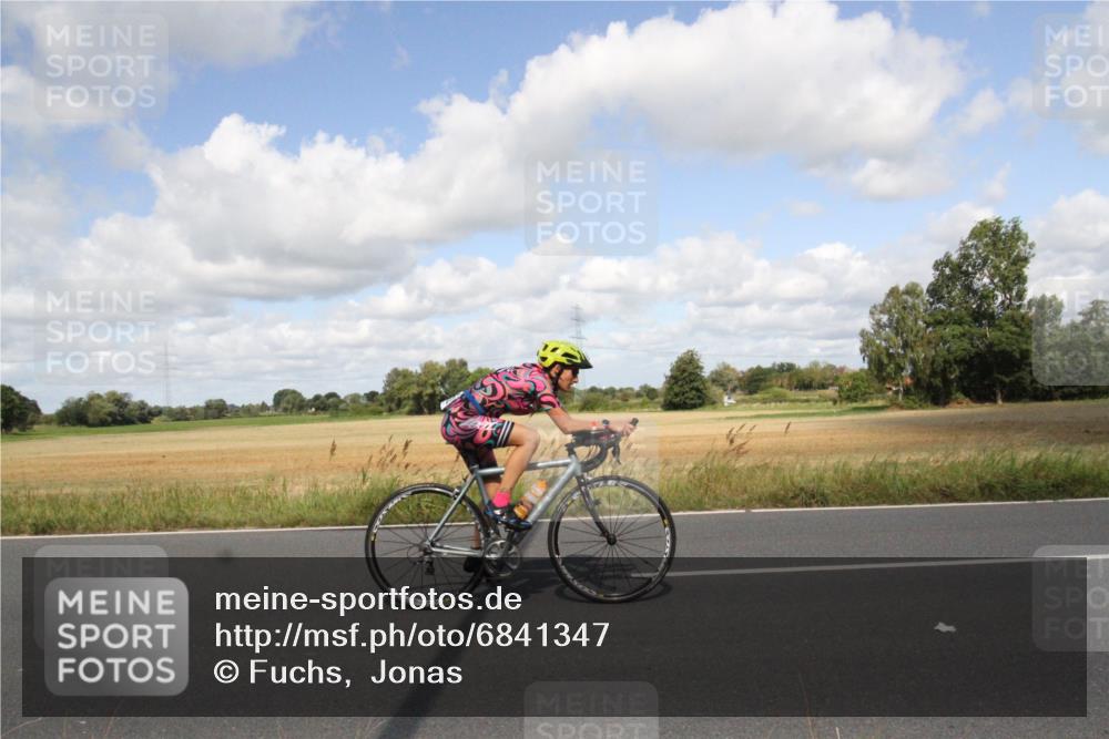 25.08.2024 - Elbe Triathlon Hamburg Fuchs,  Jonas http://msf.ph/oto/6841347 25.08.2024 11:17:18 Radfahren 1503, 1692, 1694 meine-sportfotos.de