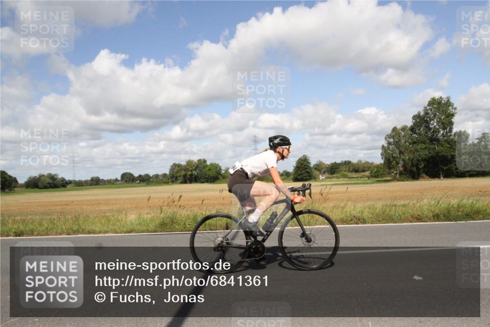 25.08.2024 - Elbe Triathlon Hamburg Fuchs,  Jonas http://msf.ph/oto/6841361 25.08.2024 11:17:23 Radfahren 1692, 1694, 1699 meine-sportfotos.de
