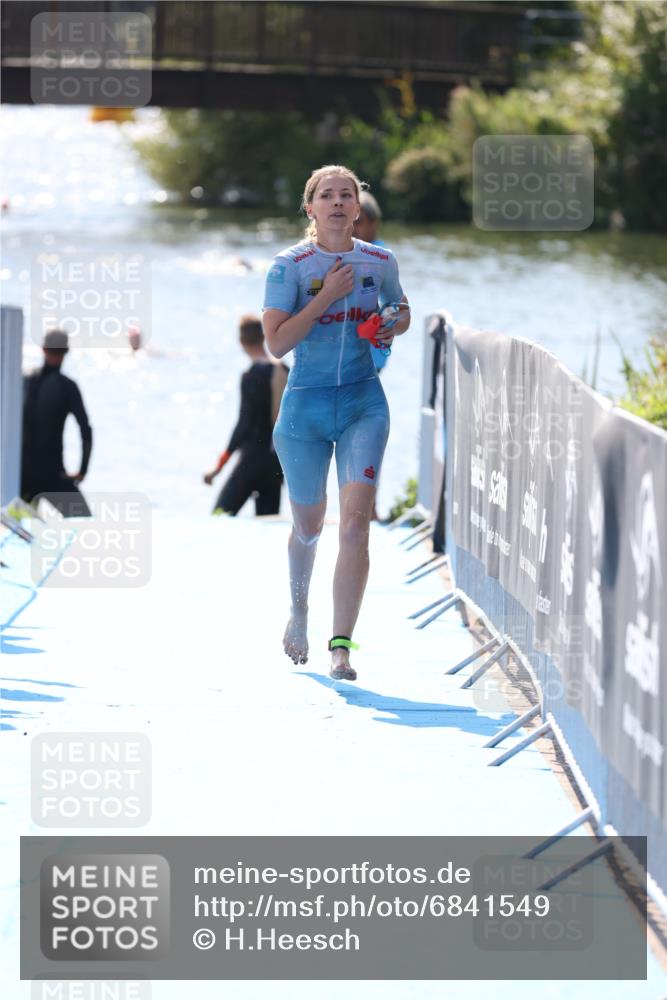 25.08.2024 - Elbe Triathlon Hamburg H.Heesch http://msf.ph/oto/6841549 25.08.2024 14:36:21 Schwimmen  meine-sportfotos.de