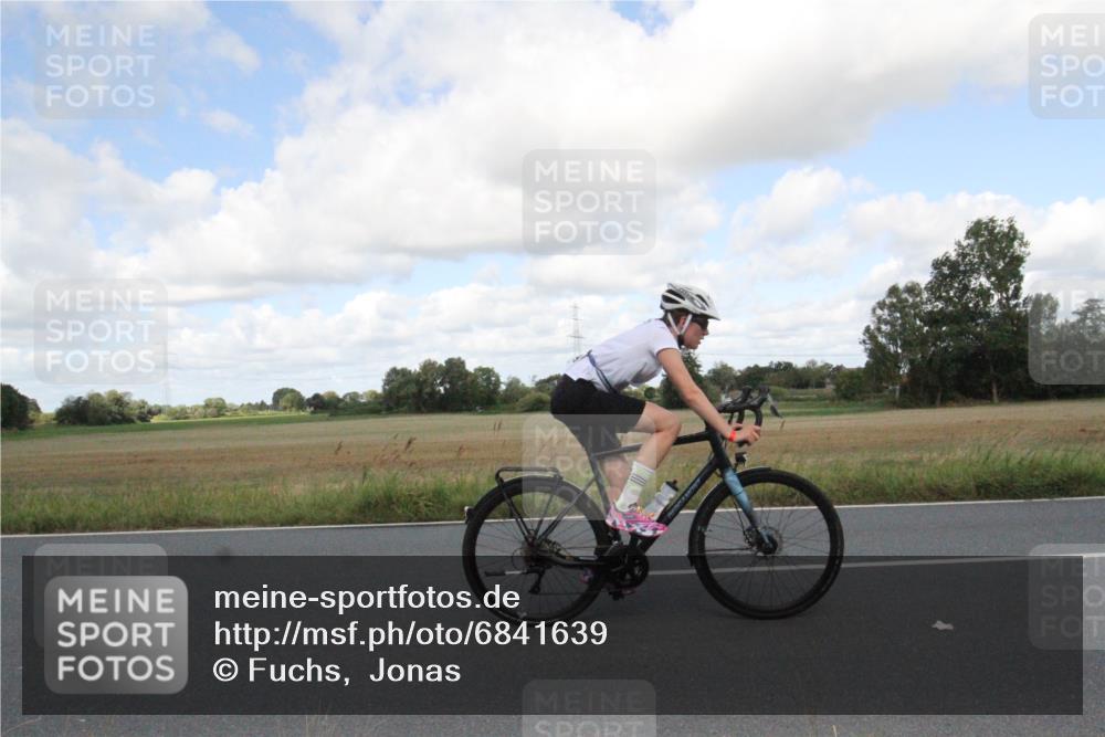 25.08.2024 - Elbe Triathlon Hamburg Fuchs,  Jonas http://msf.ph/oto/6841639 25.08.2024 11:20:55 Radfahren 1619 meine-sportfotos.de