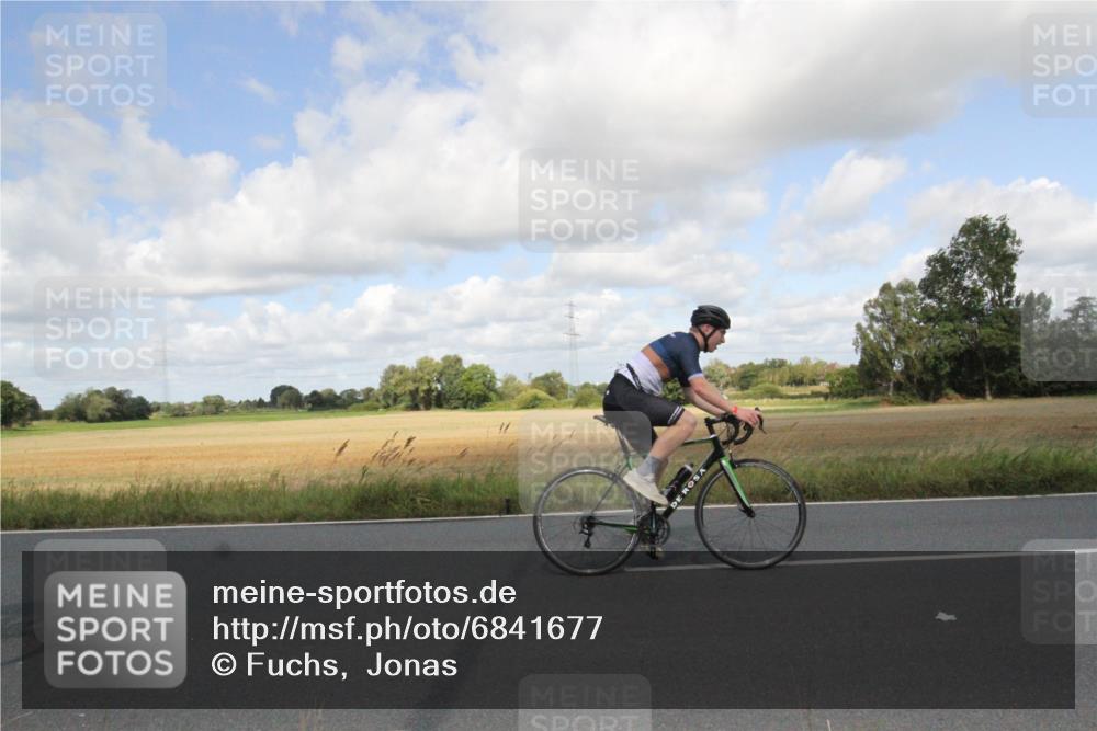 25.08.2024 - Elbe Triathlon Hamburg Fuchs,  Jonas http://msf.ph/oto/6841677 25.08.2024 11:21:30 Radfahren 704, 1703 meine-sportfotos.de