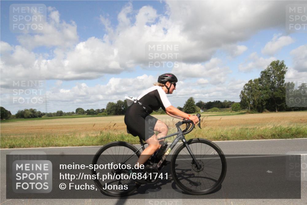 25.08.2024 - Elbe Triathlon Hamburg Fuchs,  Jonas http://msf.ph/oto/6841741 25.08.2024 11:22:36 Radfahren 1601, 1667, 1696, 1679, 1612 meine-sportfotos.de