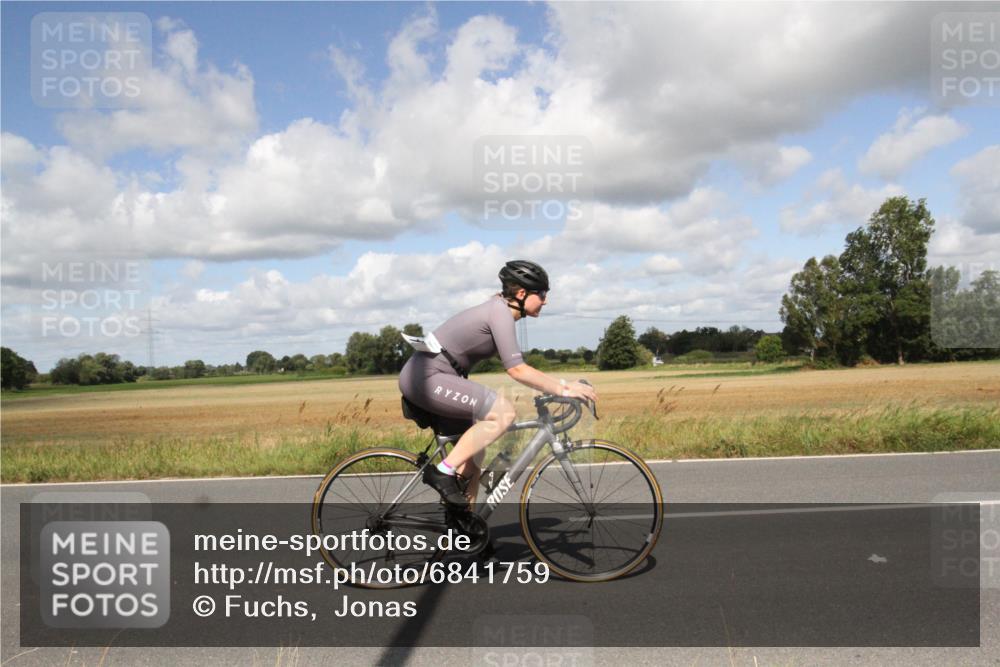 25.08.2024 - Elbe Triathlon Hamburg Fuchs,  Jonas http://msf.ph/oto/6841759 25.08.2024 11:22:39 Radfahren 1667, 1696, 1679, 1612 meine-sportfotos.de