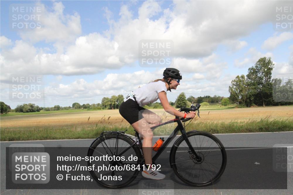 25.08.2024 - Elbe Triathlon Hamburg Fuchs,  Jonas http://msf.ph/oto/6841792 25.08.2024 11:22:56 Radfahren 1649, 1531, 1624 meine-sportfotos.de