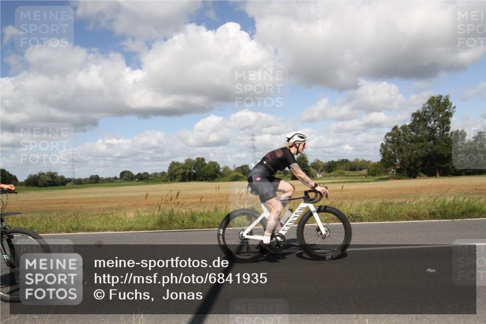 25.08.2024 - Elbe Triathlon Hamburg Fuchs,  Jonas http://msf.ph/oto/6841935 25.08.2024 11:24:40 Radfahren 1669, 1623 meine-sportfotos.de