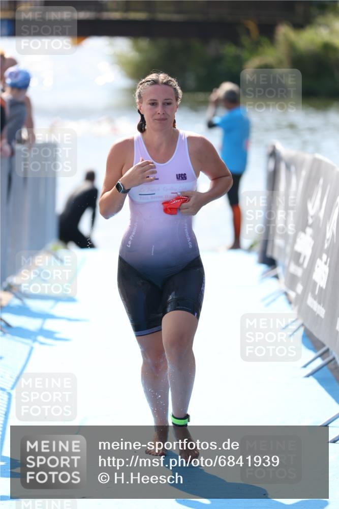 25.08.2024 - Elbe Triathlon Hamburg H.Heesch http://msf.ph/oto/6841939 25.08.2024 14:36:53 Schwimmen  meine-sportfotos.de
