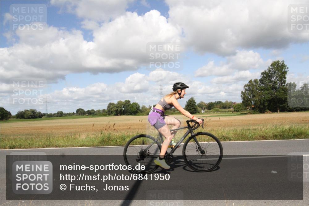25.08.2024 - Elbe Triathlon Hamburg Fuchs,  Jonas http://msf.ph/oto/6841950 25.08.2024 11:24:53 Radfahren 1653, 1673 meine-sportfotos.de