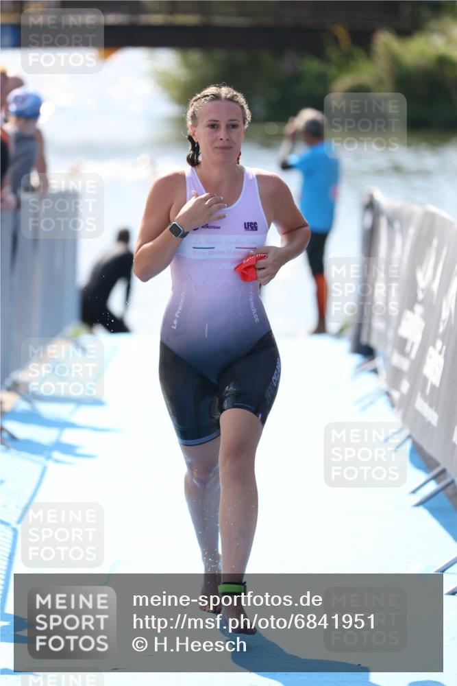 25.08.2024 - Elbe Triathlon Hamburg H.Heesch http://msf.ph/oto/6841951 25.08.2024 14:36:53 Schwimmen  meine-sportfotos.de