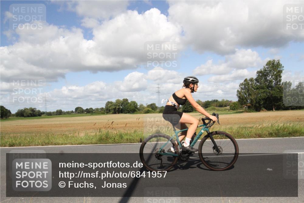 25.08.2024 - Elbe Triathlon Hamburg Fuchs,  Jonas http://msf.ph/oto/6841957 25.08.2024 11:24:58 Radfahren 1653, 1673 meine-sportfotos.de