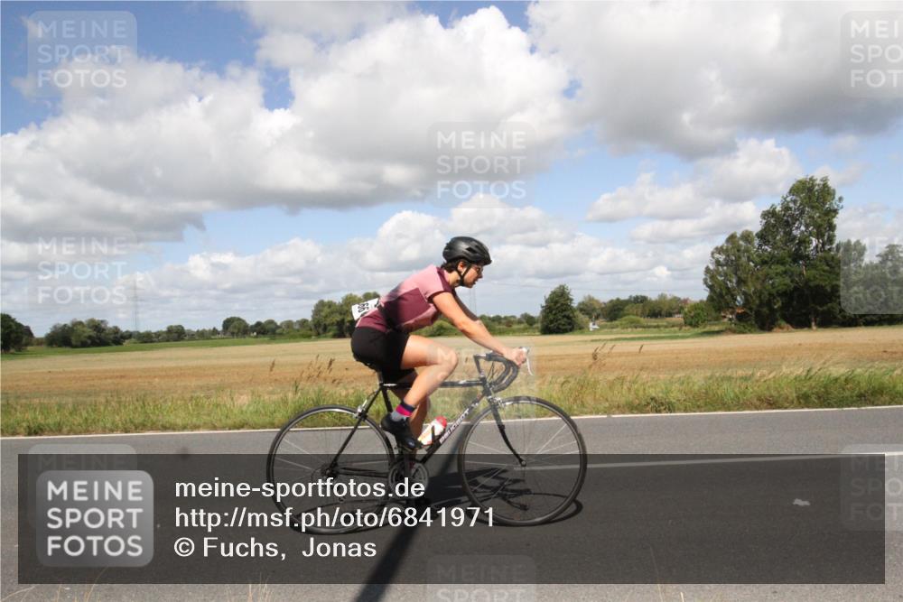 25.08.2024 - Elbe Triathlon Hamburg Fuchs,  Jonas http://msf.ph/oto/6841971 25.08.2024 11:25:17 Radfahren 1665, 1666 meine-sportfotos.de