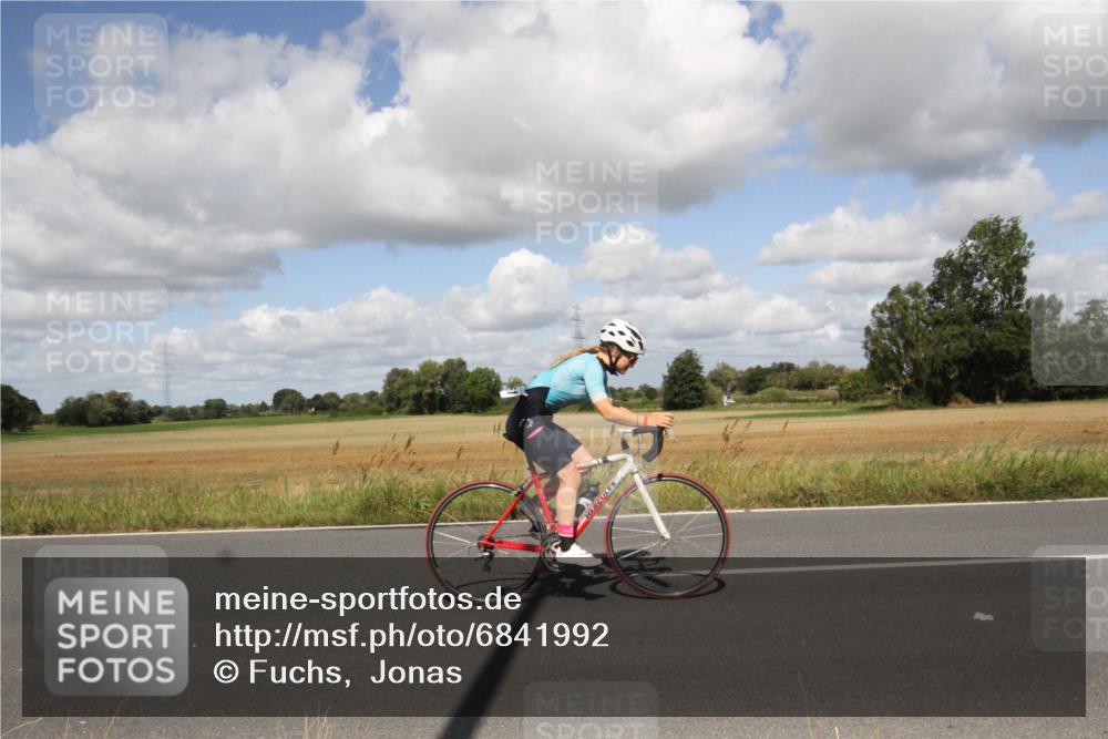 25.08.2024 - Elbe Triathlon Hamburg Fuchs,  Jonas http://msf.ph/oto/6841992 25.08.2024 11:25:56 Radfahren 1616, 1634, 1651 meine-sportfotos.de
