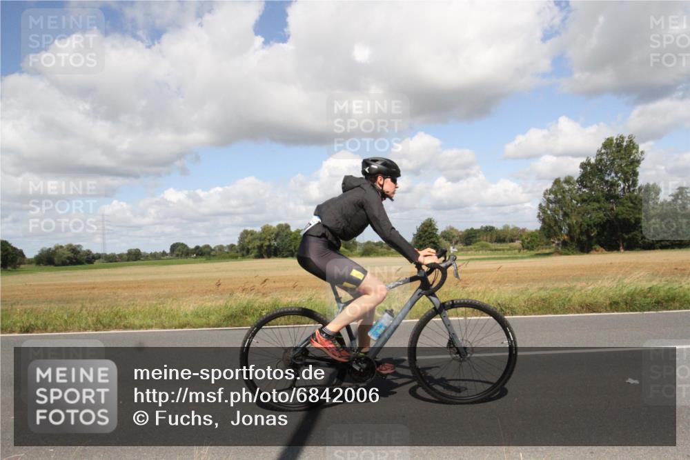 25.08.2024 - Elbe Triathlon Hamburg Fuchs,  Jonas http://msf.ph/oto/6842006 25.08.2024 11:26:39 Radfahren 1627, 1681 meine-sportfotos.de