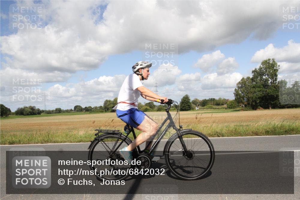 25.08.2024 - Elbe Triathlon Hamburg Fuchs,  Jonas http://msf.ph/oto/6842032 25.08.2024 11:28:05 Radfahren 1582, 1639 meine-sportfotos.de