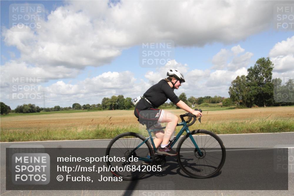 25.08.2024 - Elbe Triathlon Hamburg Fuchs,  Jonas http://msf.ph/oto/6842065 25.08.2024 11:28:56 Radfahren 1633 meine-sportfotos.de