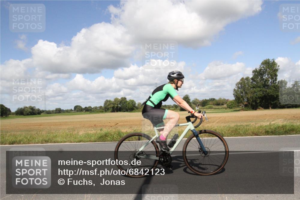 25.08.2024 - Elbe Triathlon Hamburg Fuchs,  Jonas http://msf.ph/oto/6842123 25.08.2024 11:33:06 Radfahren 1664 meine-sportfotos.de