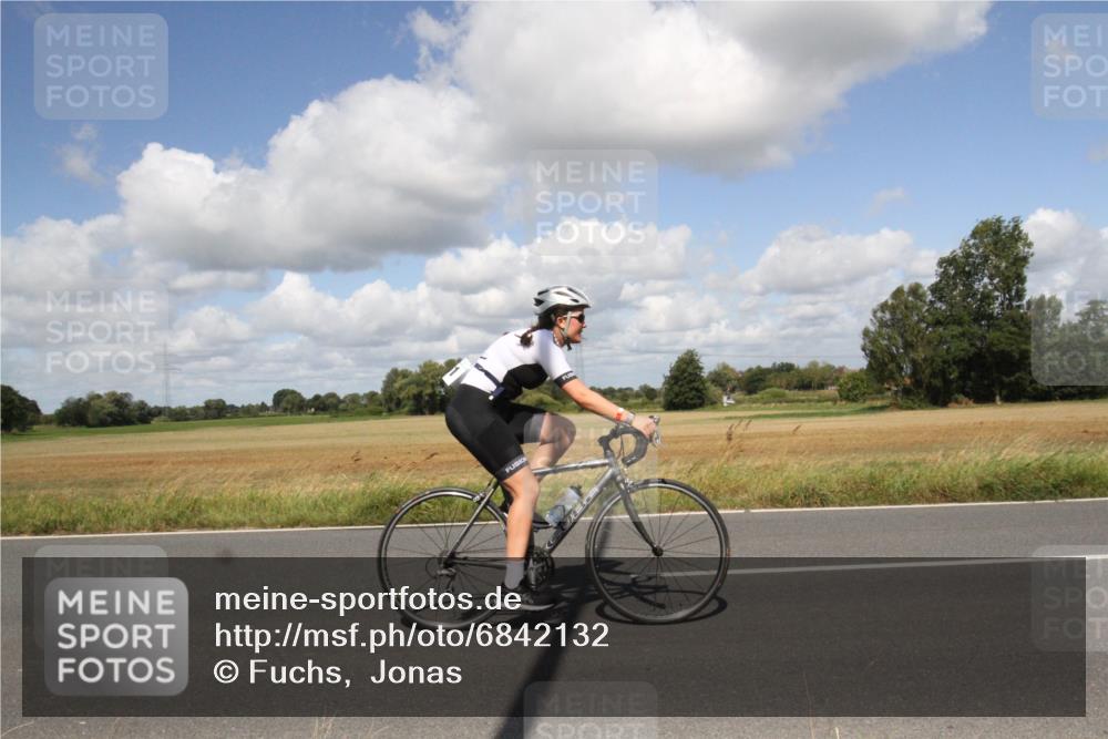 25.08.2024 - Elbe Triathlon Hamburg Fuchs,  Jonas http://msf.ph/oto/6842132 25.08.2024 11:33:13 Radfahren 1664, 1661, 1622 meine-sportfotos.de