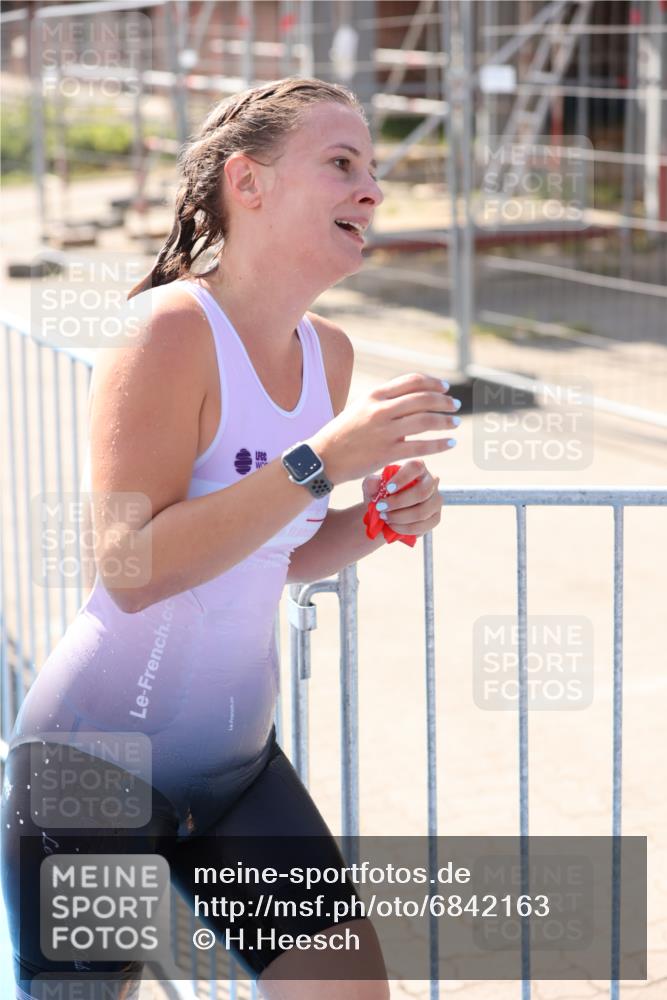 25.08.2024 - Elbe Triathlon Hamburg H.Heesch http://msf.ph/oto/6842163 25.08.2024 14:36:56 Schwimmen  meine-sportfotos.de