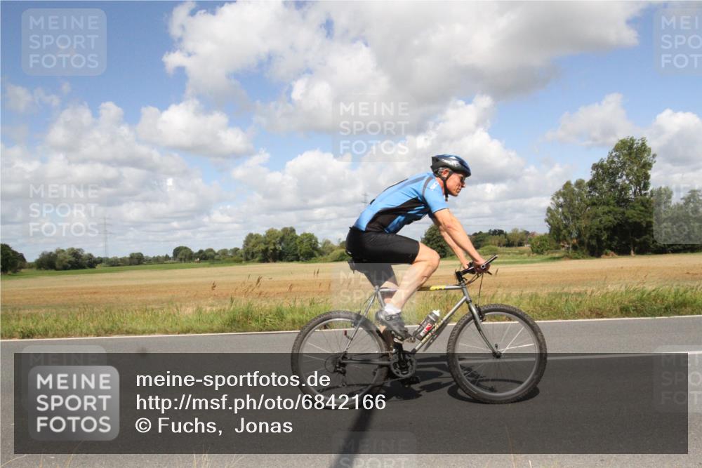 25.08.2024 - Elbe Triathlon Hamburg Fuchs,  Jonas http://msf.ph/oto/6842166 25.08.2024 11:36:58 Radfahren  meine-sportfotos.de