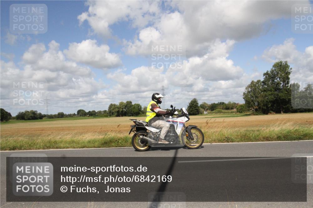 25.08.2024 - Elbe Triathlon Hamburg Fuchs,  Jonas http://msf.ph/oto/6842169 25.08.2024 11:37:25 Radfahren  meine-sportfotos.de