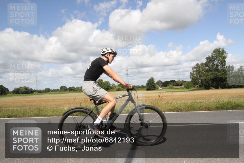 25.08.2024 - Elbe Triathlon Hamburg Fuchs,  Jonas http://msf.ph/oto/6842193 25.08.2024 11:42:09 Radfahren 1604 meine-sportfotos.de