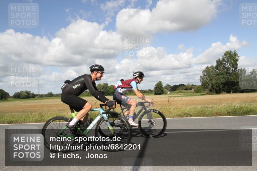 25.08.2024 - Elbe Triathlon Hamburg Fuchs,  Jonas http://msf.ph/oto/6842201 25.08.2024 11:42:13 Radfahren 1604 meine-sportfotos.de