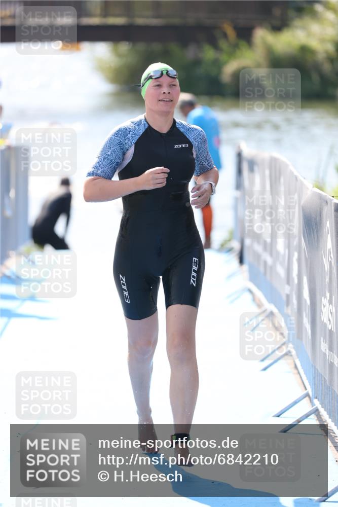 25.08.2024 - Elbe Triathlon Hamburg H.Heesch http://msf.ph/oto/6842210 25.08.2024 14:37:15 Schwimmen  meine-sportfotos.de