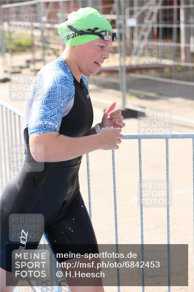 25.08.2024 - Elbe Triathlon Hamburg H.Heesch http://msf.ph/oto/6842453 25.08.2024 14:37:18 Schwimmen  meine-sportfotos.de