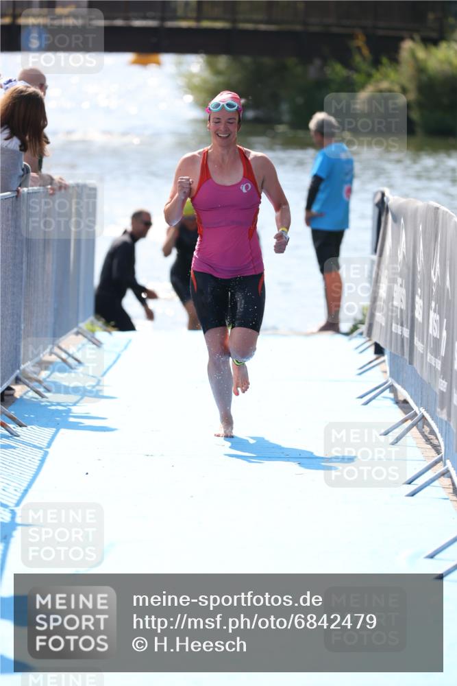 25.08.2024 - Elbe Triathlon Hamburg H.Heesch http://msf.ph/oto/6842479 25.08.2024 14:37:31 Schwimmen  meine-sportfotos.de