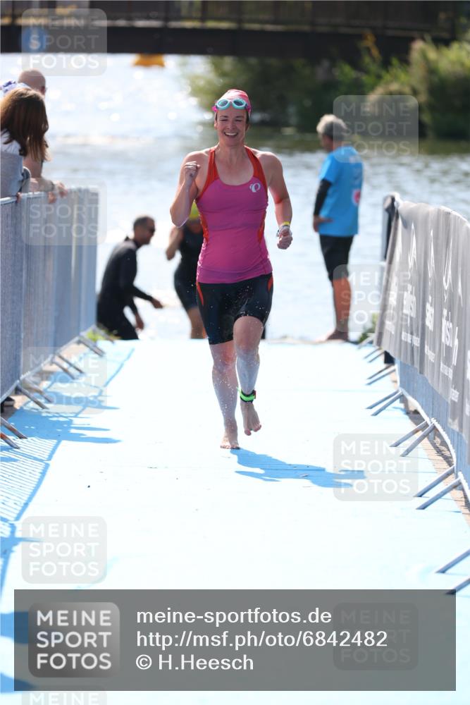 25.08.2024 - Elbe Triathlon Hamburg H.Heesch http://msf.ph/oto/6842482 25.08.2024 14:37:31 Schwimmen  meine-sportfotos.de