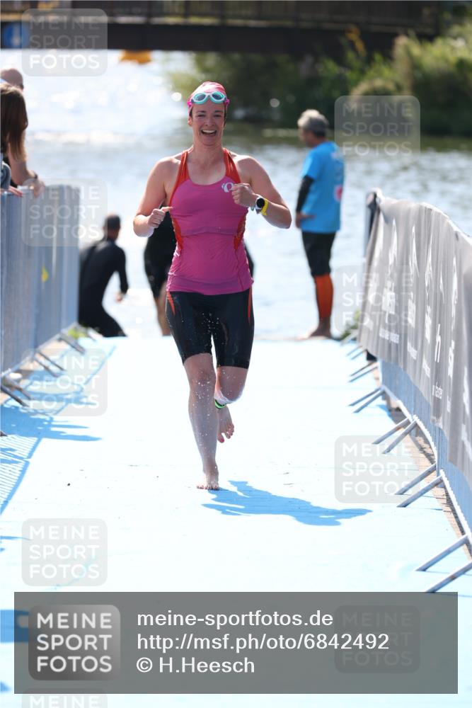 25.08.2024 - Elbe Triathlon Hamburg H.Heesch http://msf.ph/oto/6842492 25.08.2024 14:37:32 Schwimmen  meine-sportfotos.de
