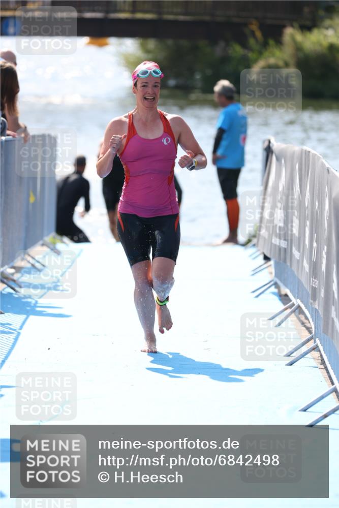 25.08.2024 - Elbe Triathlon Hamburg H.Heesch http://msf.ph/oto/6842498 25.08.2024 14:37:32 Schwimmen  meine-sportfotos.de
