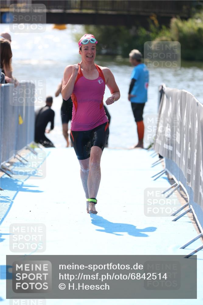 25.08.2024 - Elbe Triathlon Hamburg H.Heesch http://msf.ph/oto/6842514 25.08.2024 14:37:32 Schwimmen  meine-sportfotos.de