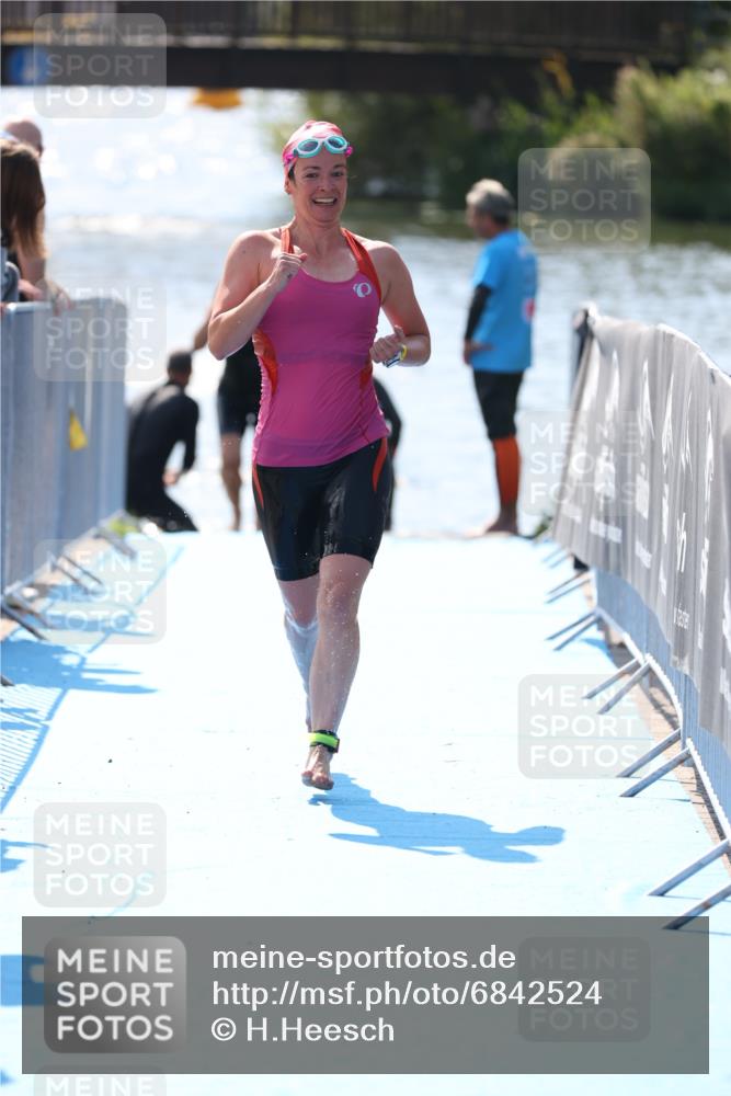 25.08.2024 - Elbe Triathlon Hamburg H.Heesch http://msf.ph/oto/6842524 25.08.2024 14:37:32 Schwimmen  meine-sportfotos.de