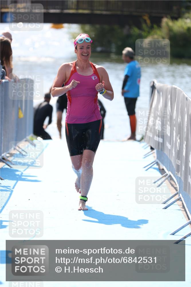 25.08.2024 - Elbe Triathlon Hamburg H.Heesch http://msf.ph/oto/6842531 25.08.2024 14:37:32 Schwimmen  meine-sportfotos.de
