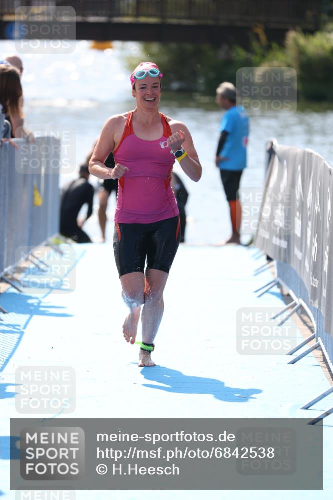 25.08.2024 - Elbe Triathlon Hamburg H.Heesch http://msf.ph/oto/6842538 25.08.2024 14:37:32 Schwimmen  meine-sportfotos.de