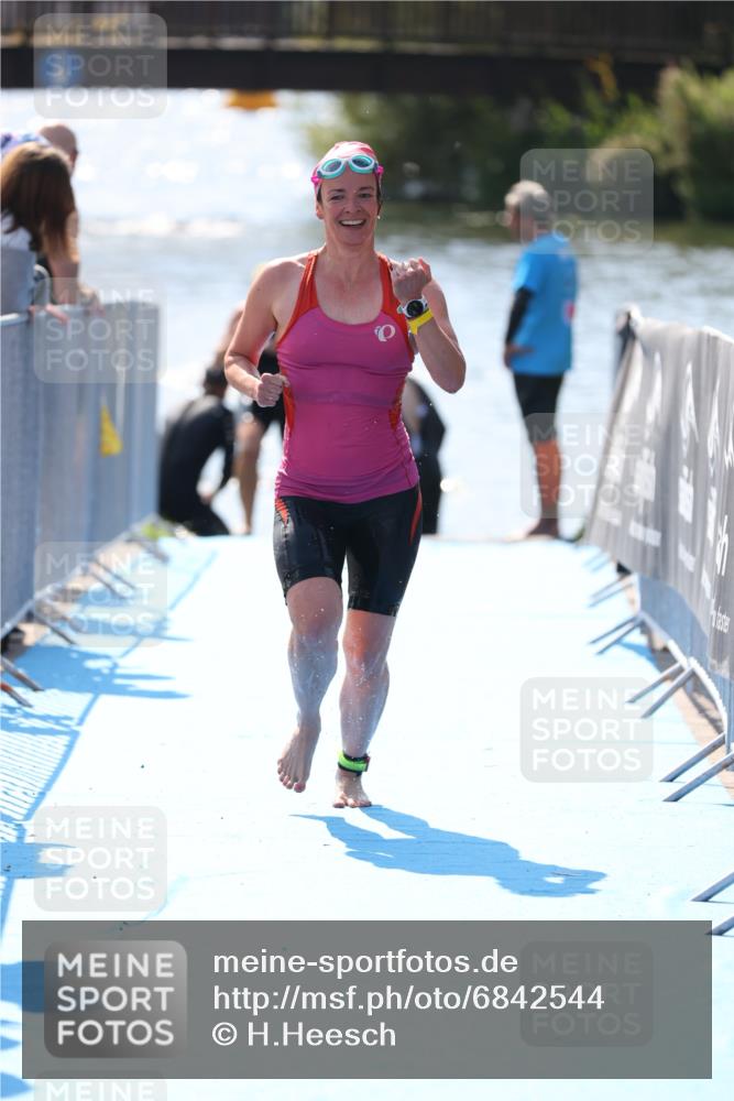 25.08.2024 - Elbe Triathlon Hamburg H.Heesch http://msf.ph/oto/6842544 25.08.2024 14:37:32 Schwimmen  meine-sportfotos.de
