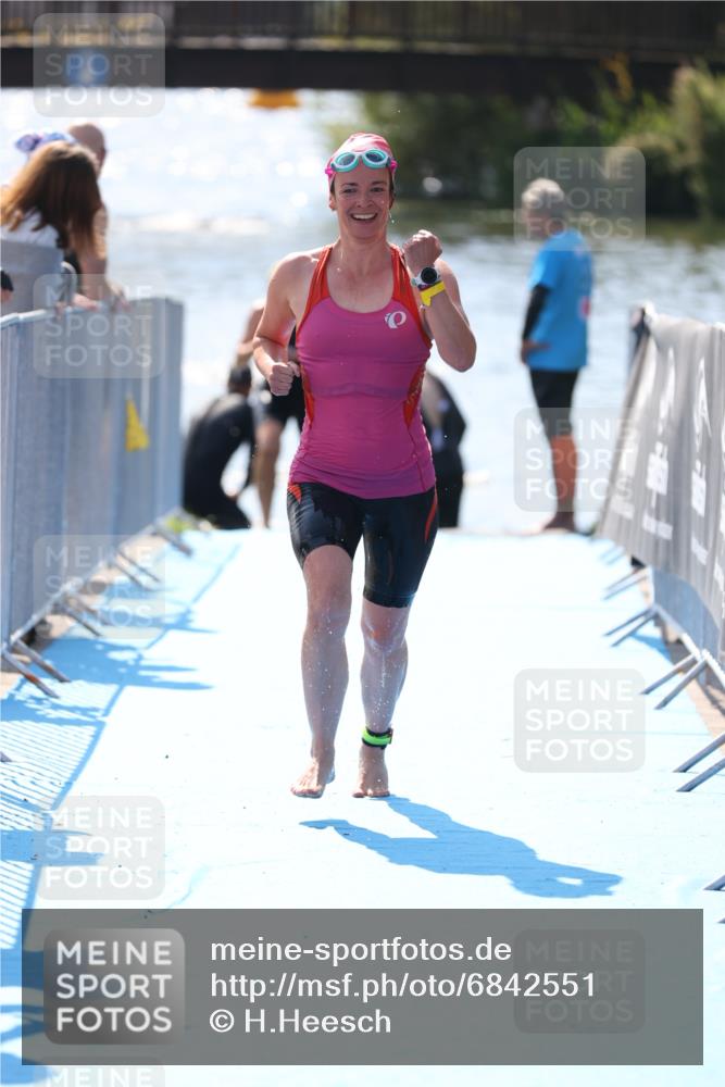25.08.2024 - Elbe Triathlon Hamburg H.Heesch http://msf.ph/oto/6842551 25.08.2024 14:37:32 Schwimmen  meine-sportfotos.de