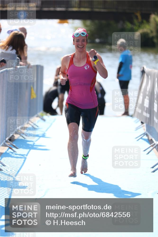 25.08.2024 - Elbe Triathlon Hamburg H.Heesch http://msf.ph/oto/6842556 25.08.2024 14:37:32 Schwimmen  meine-sportfotos.de