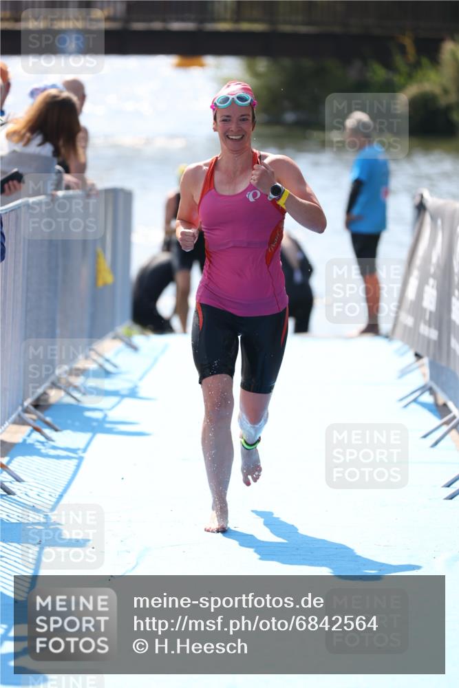 25.08.2024 - Elbe Triathlon Hamburg H.Heesch http://msf.ph/oto/6842564 25.08.2024 14:37:32 Schwimmen  meine-sportfotos.de