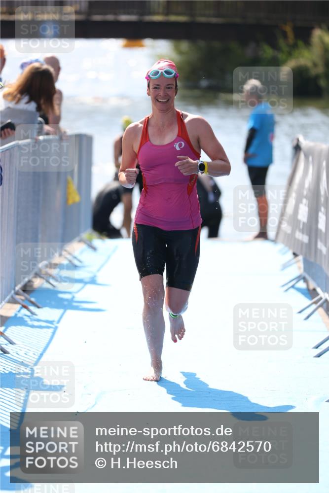 25.08.2024 - Elbe Triathlon Hamburg H.Heesch http://msf.ph/oto/6842570 25.08.2024 14:37:32 Schwimmen  meine-sportfotos.de