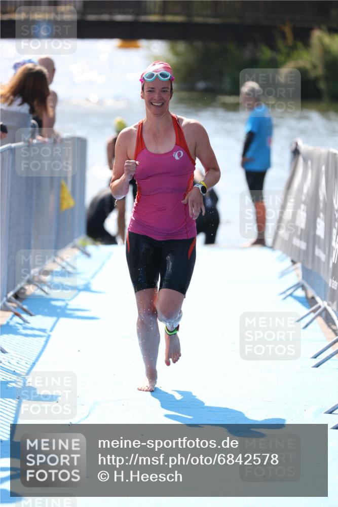 25.08.2024 - Elbe Triathlon Hamburg H.Heesch http://msf.ph/oto/6842578 25.08.2024 14:37:32 Schwimmen  meine-sportfotos.de
