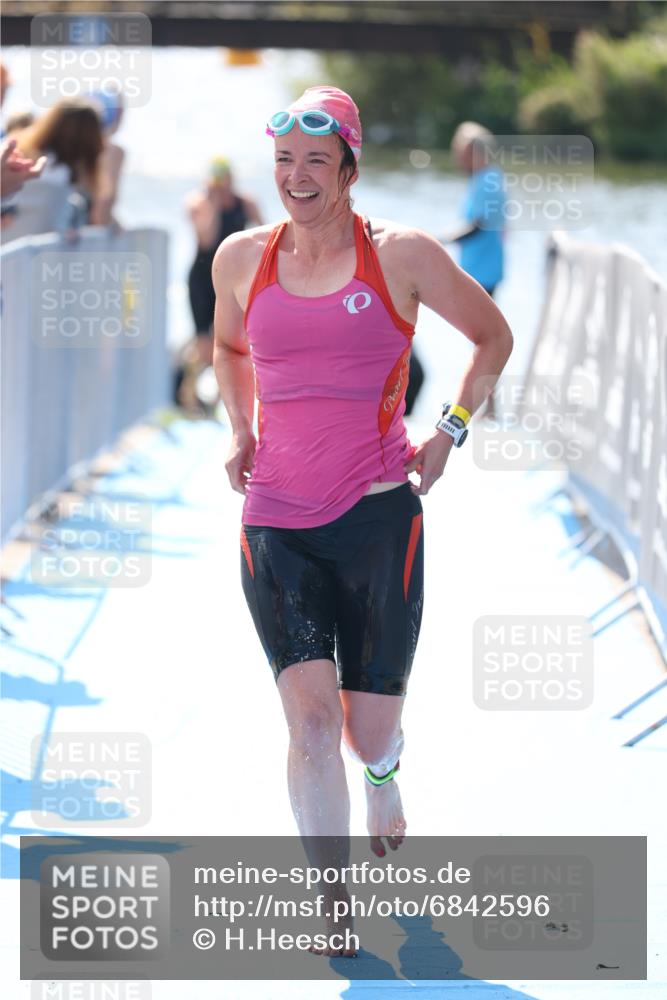 25.08.2024 - Elbe Triathlon Hamburg H.Heesch http://msf.ph/oto/6842596 25.08.2024 14:37:34 Schwimmen  meine-sportfotos.de