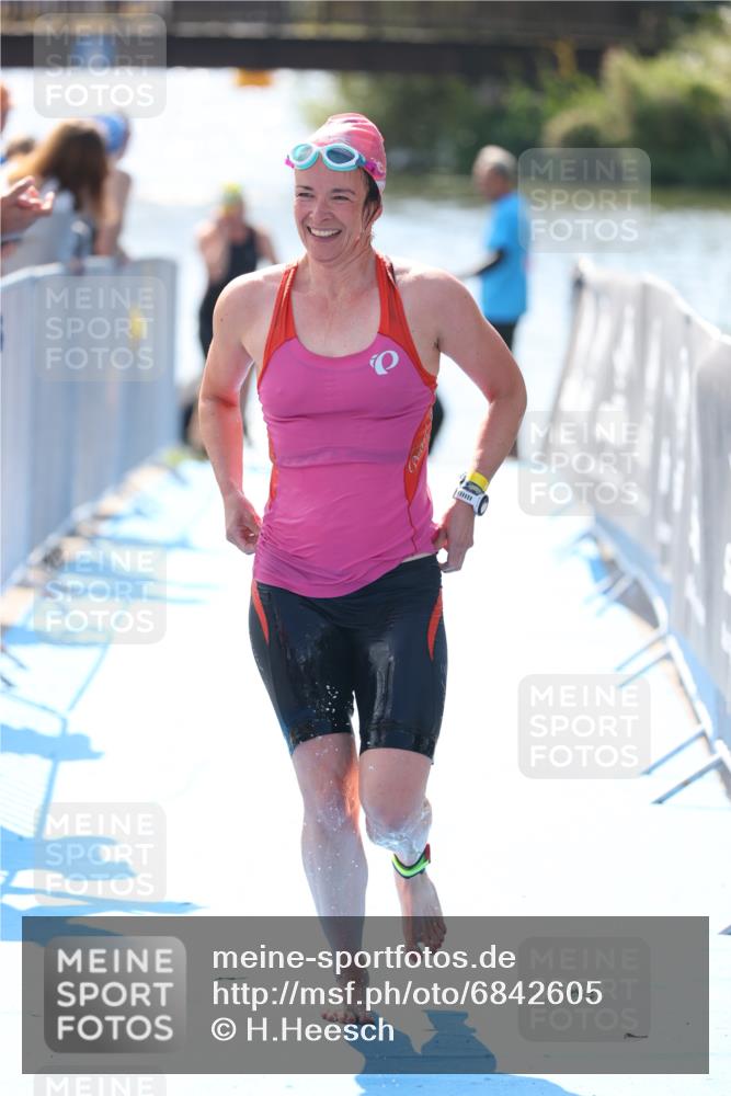 25.08.2024 - Elbe Triathlon Hamburg H.Heesch http://msf.ph/oto/6842605 25.08.2024 14:37:34 Schwimmen  meine-sportfotos.de