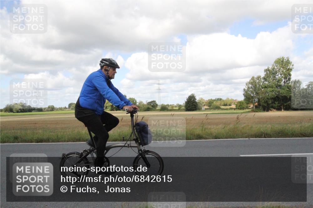 25.08.2024 - Elbe Triathlon Hamburg Fuchs,  Jonas http://msf.ph/oto/6842615 25.08.2024 11:52:47 Radfahren  meine-sportfotos.de